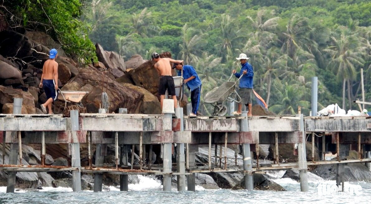 A bridge is being illegally built on May Rut Trong Islet off Phu Quoc Island. Photo: T.Trinh / Tuoi Tre