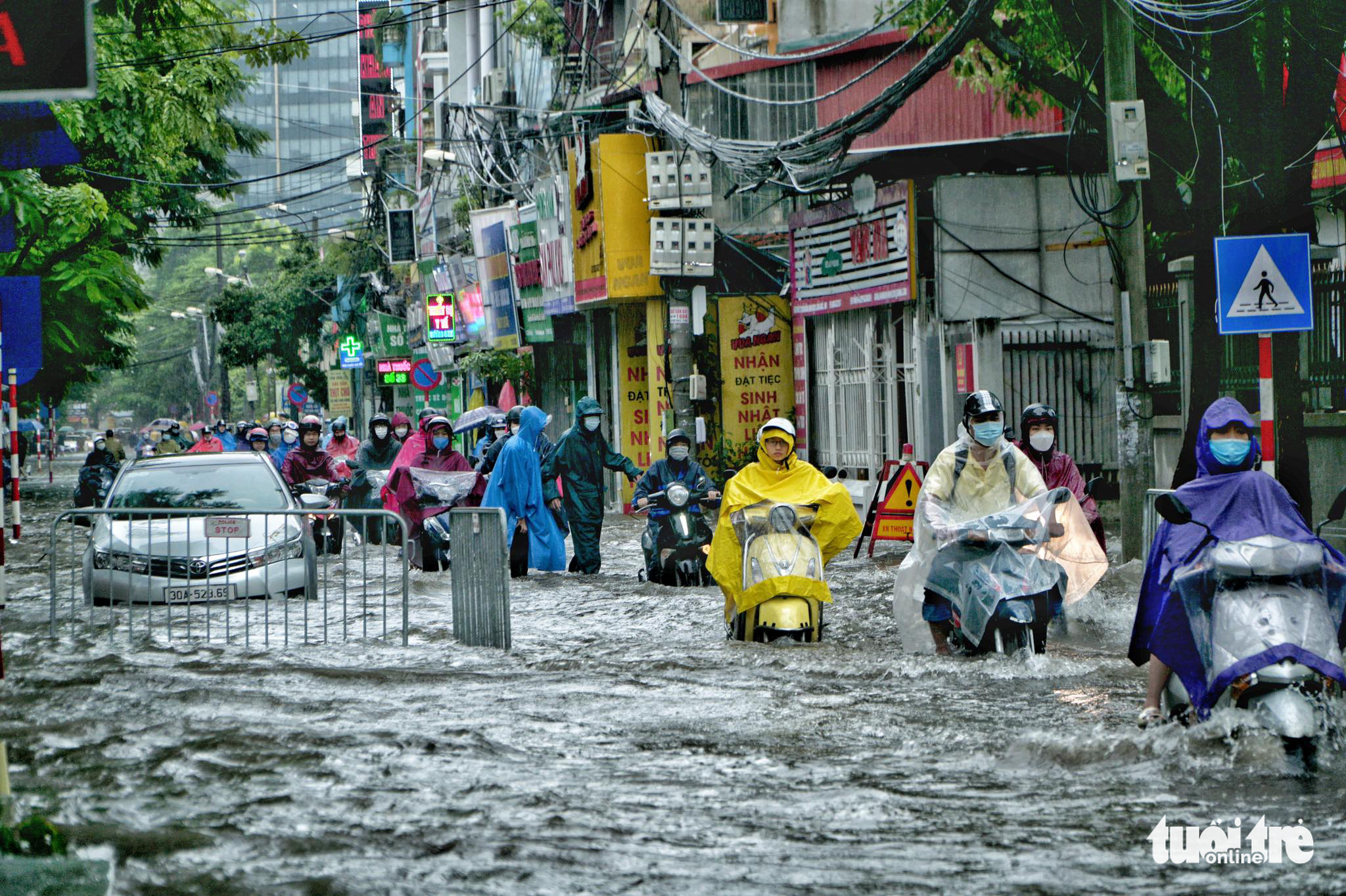 Heavy downpour turns Hanoi streets into 'rivers'