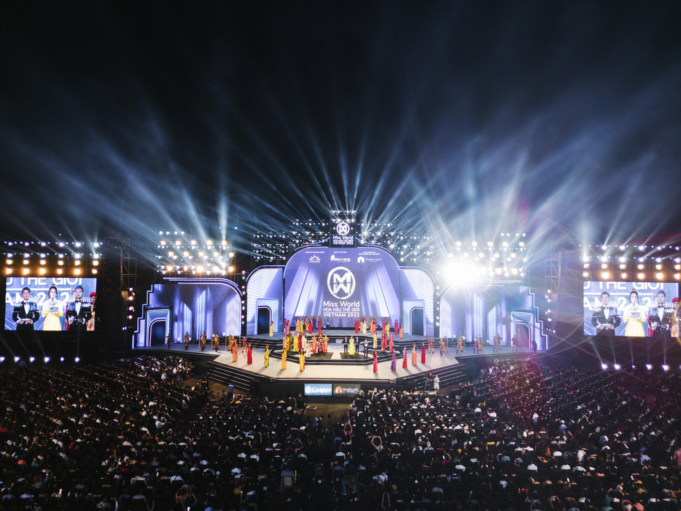 A bird’s-eye view of the finale stage of Miss World Vietnam 2022. Photo: Kieng Can / Tuoi Tre