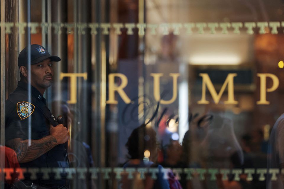 An officer from the New York City Police Department (NYPD) stands guard inside Trump Tower, after former U.S. President Donald Trump said that FBI agents raided his Mar-a-Lago home in Palm Beach, Florida, in Manhattan, New York City, New York, U.S., August 12, 2022. Photo: Reuters