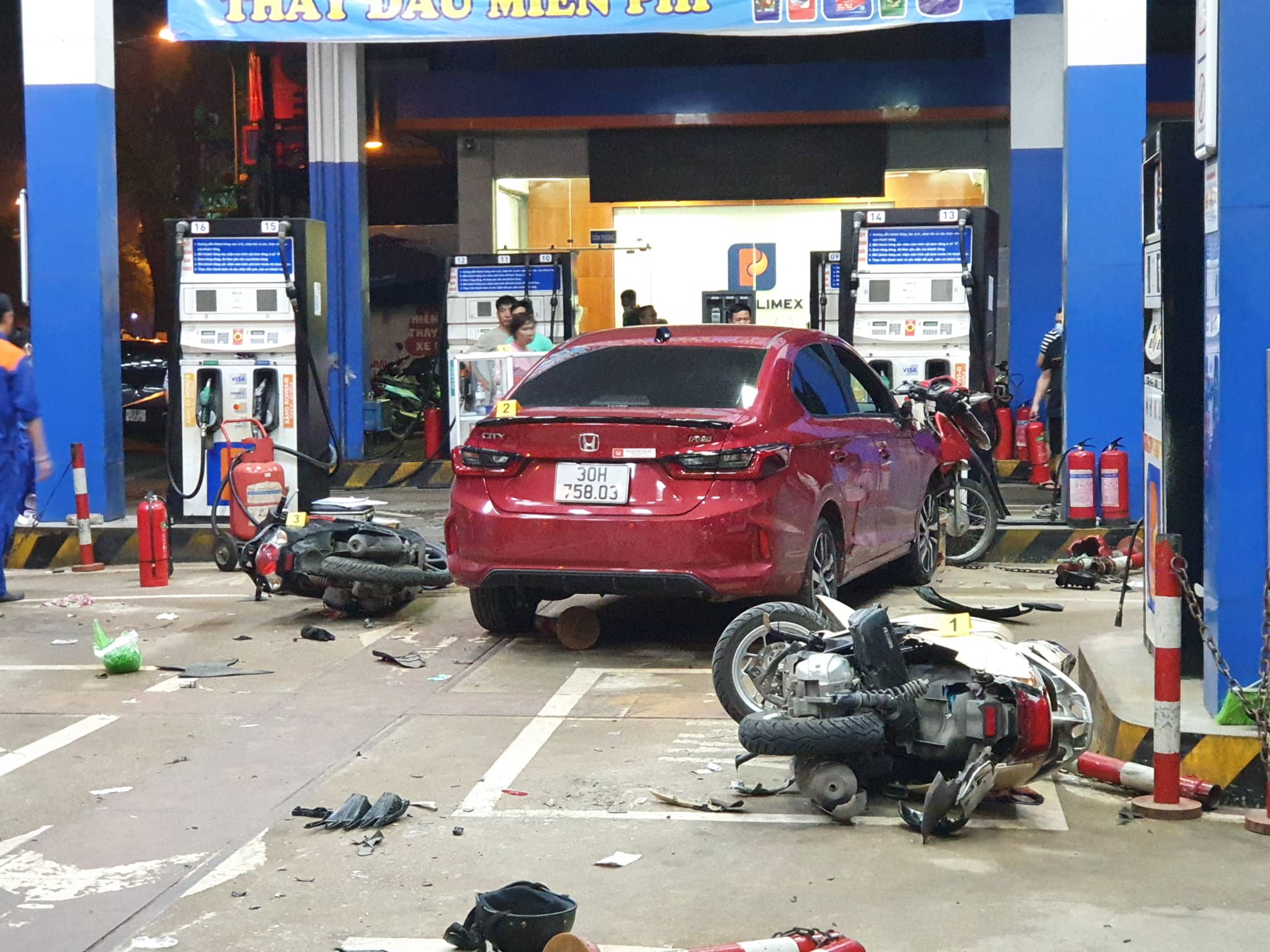 A car crashed into a gas station on Lang Street in Dong Da District, Hanoi, August 12, 2022. Photo: Ha Quan / Tuoi Tre