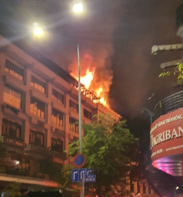 The Seaprodex building is on fire in District 1, Ho Chi Minh City, August 13, 2022. Photo: Thanh Nghia / Tuoi Tre
