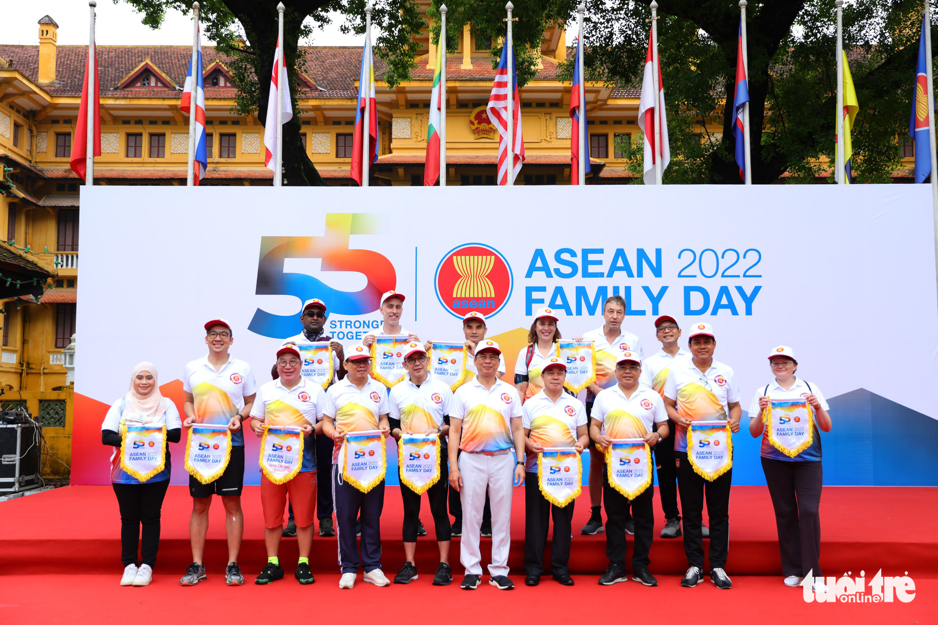 Delegates pose for a photo at the ASEAN Family Day 2022 in Hanoi, August 13, 2022. Photo: Danh Khang / Tuoi Tre