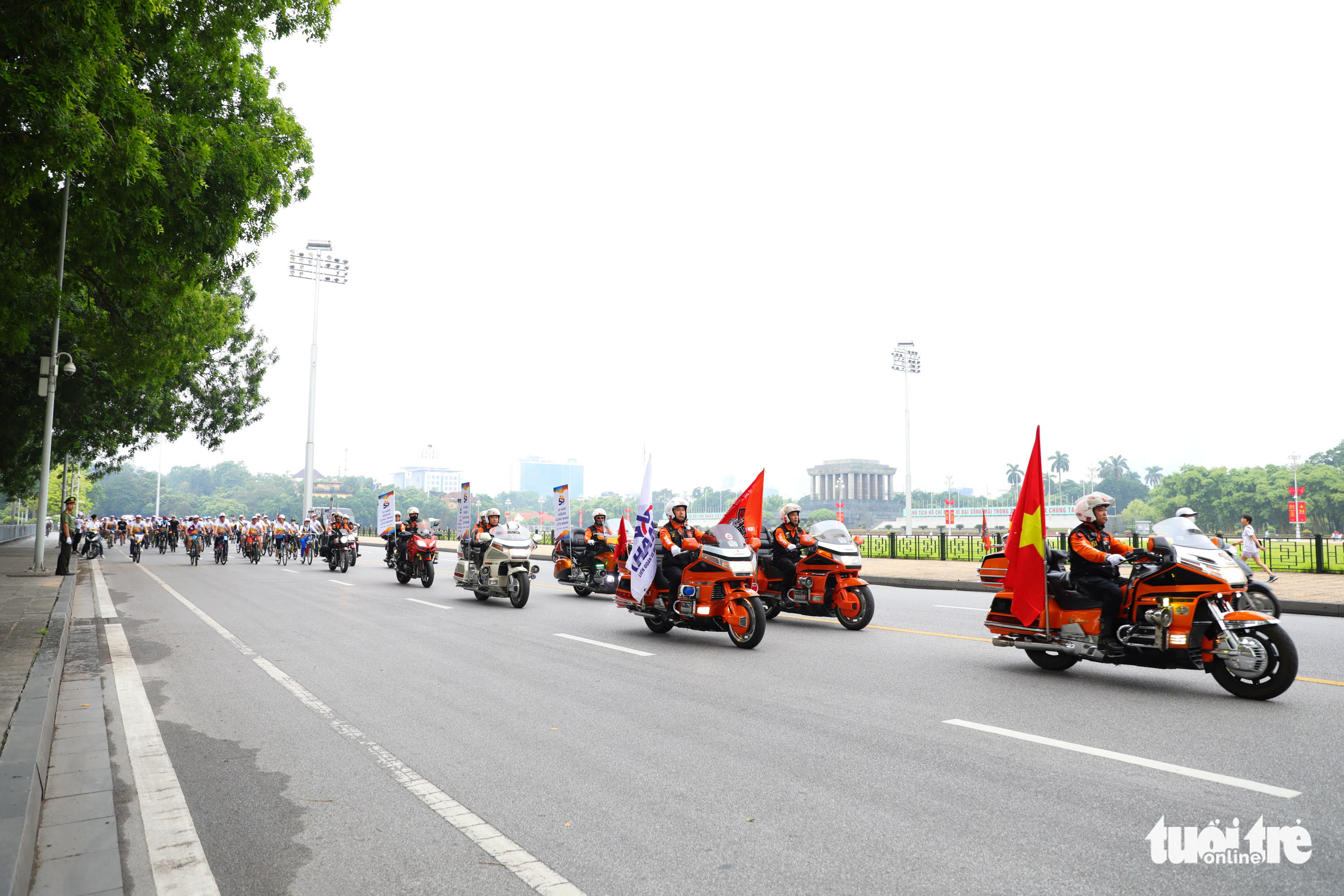 Delegates join a friendly bike ride around Hanoi to mark the ASEAN Family Day 2022 on August 13, 2022. Photo: Danh Khang / Tuoi Tre