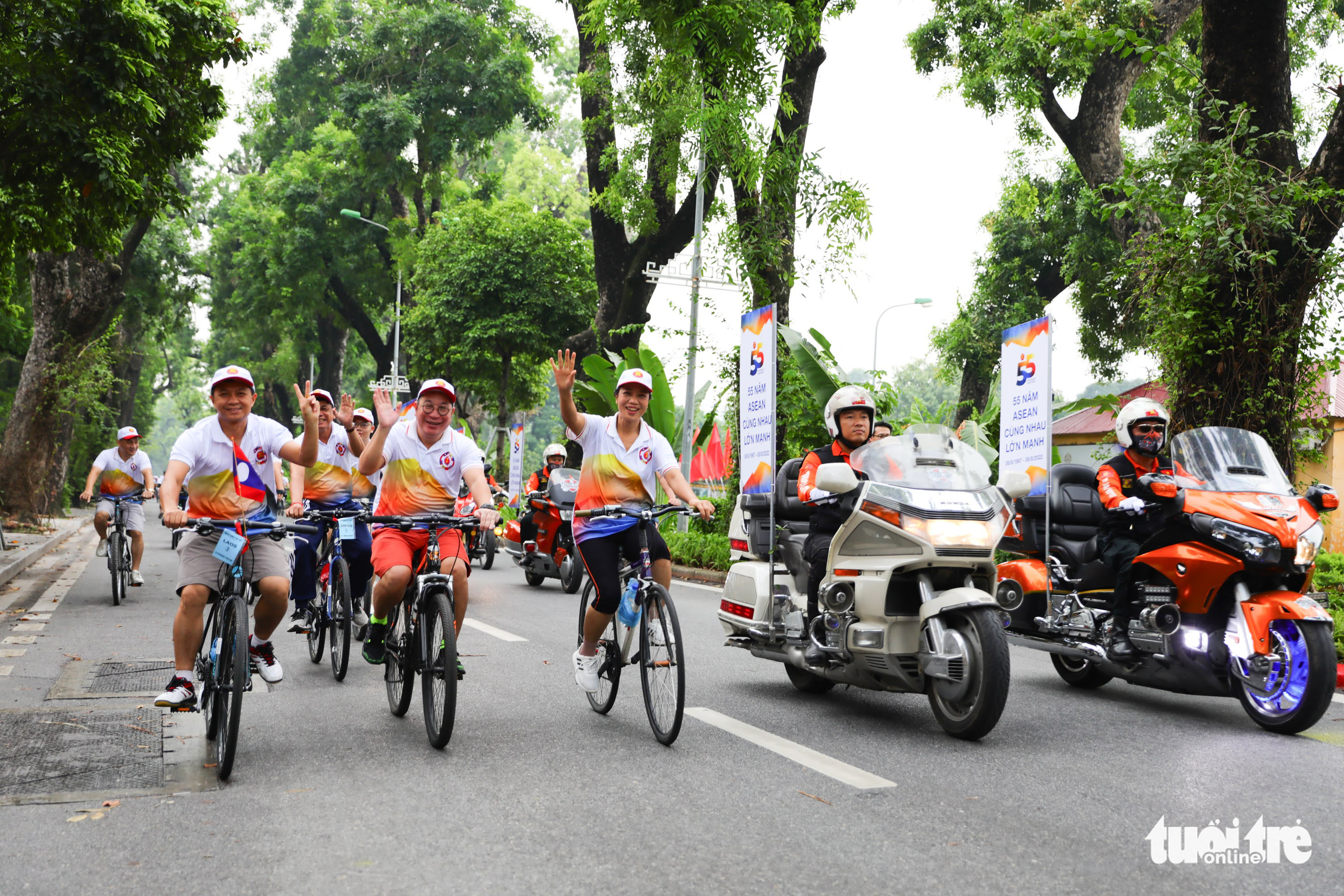 Ambassadors, diplomatic representatives cycle in Hanoi to mark ASEAN Family Day
