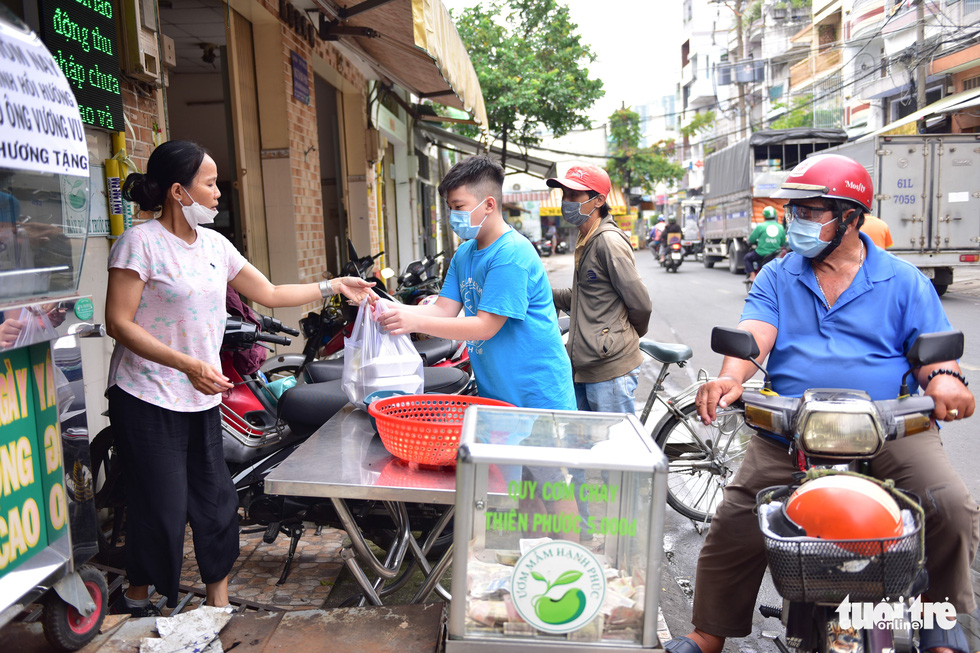 Tran Phuoc Hoa’s VND5,000 vegan eatery, which offers takeout, is a popular haunt of poor people in Ho Chi Minh City. Photo: Ngoc Phuong/ Tuoi Tre