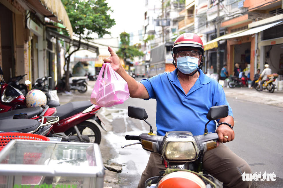 Nguyen Van Phuoc, who lives in Binh Tan District, Ho Chi Minh City and has worked as a motorbike taxi driver for 30 years, is one of the VND5,000 vegan eatery’s loyal customers. Photo: Ngoc Phuong / Tuoi Tre