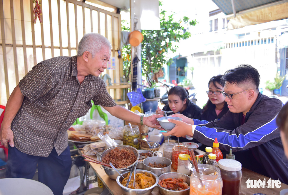 The porridge eatery named ‘Come Here’ owned by Thai Cong Minh in District 6, Ho Chi Minh City charges VND1,000 per ladle amid the current ‘price storm.’ Photo: Ngoc Phuong / Tuoi Tre