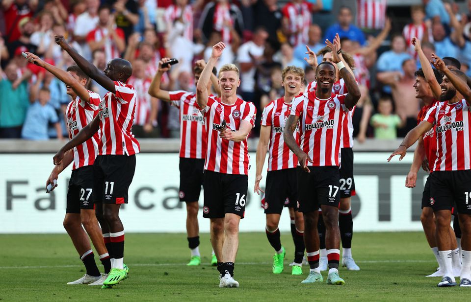 Soccer Football - Premier League - Brentford v Manchester United - Brentford Community Stadium, London, Britain - August 13, 2022 Brentford's Ben Mee with teammates celebrate after the match. Photo: Reuters