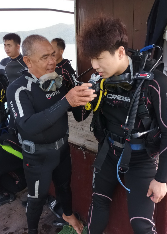 Donggi Hong (right) is a Korean tourist who came to Vietnam for his diving lessons and certificate.