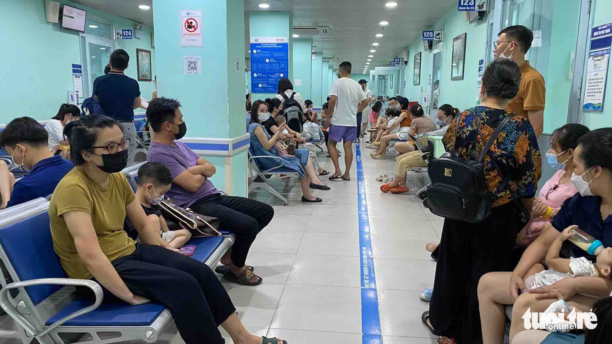 Children and their families wait for their health check-ups at Vietnam National Children's Hospital in Hanoi, August 14, 2022. Photo: Duong Lieu / Tuoi Tre