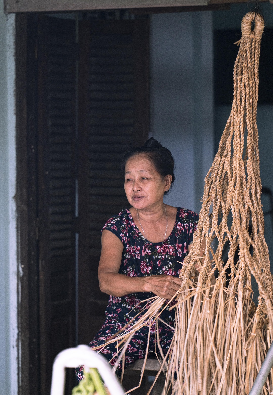 A woman uses dried trunks and stems of banana trees to make a hammock. Photo: Nguyen Trung Au / Tuoi Tre News