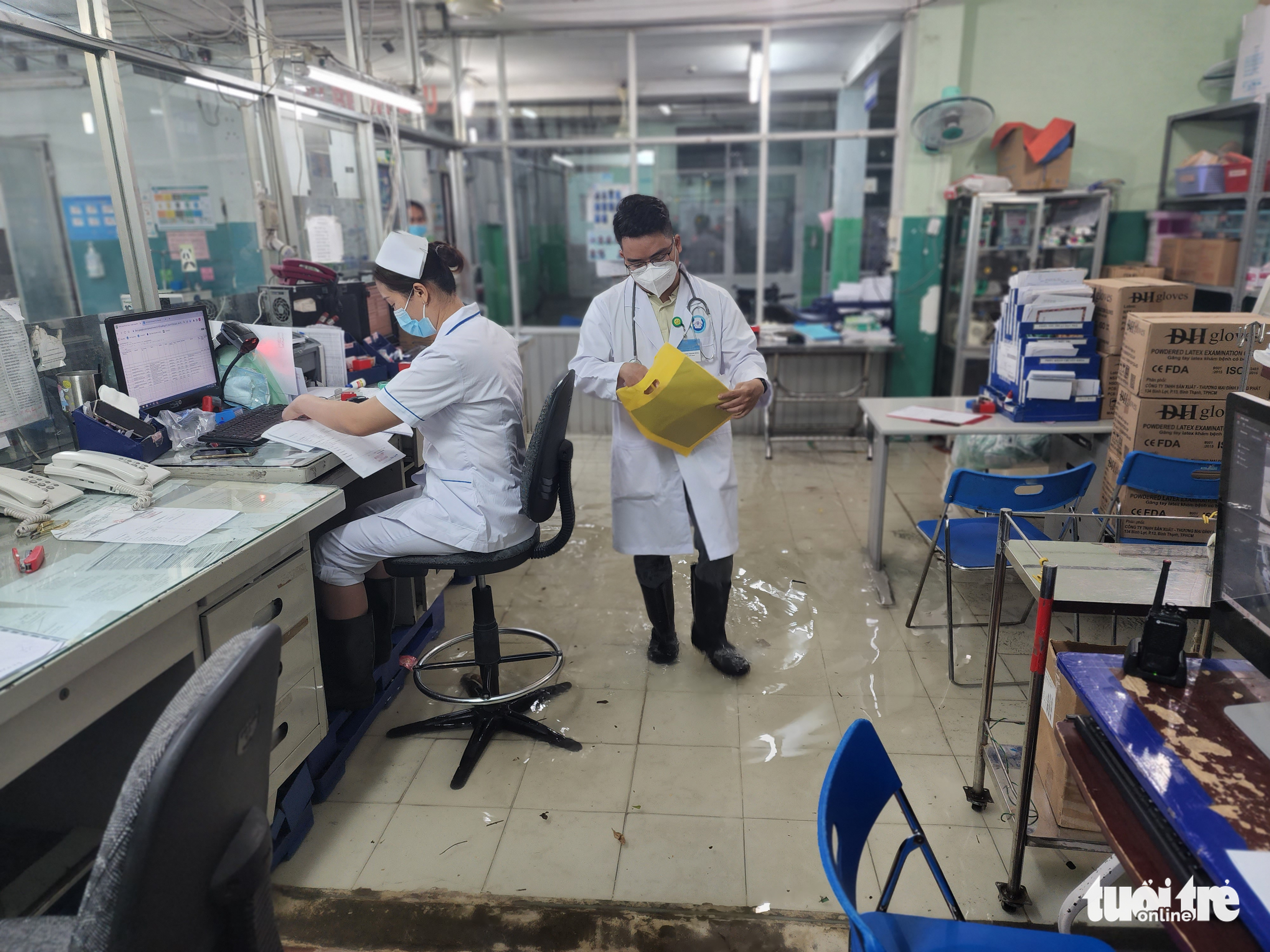 Medical staff, patients endure overnight flooding at Ho Chi Minh hospital