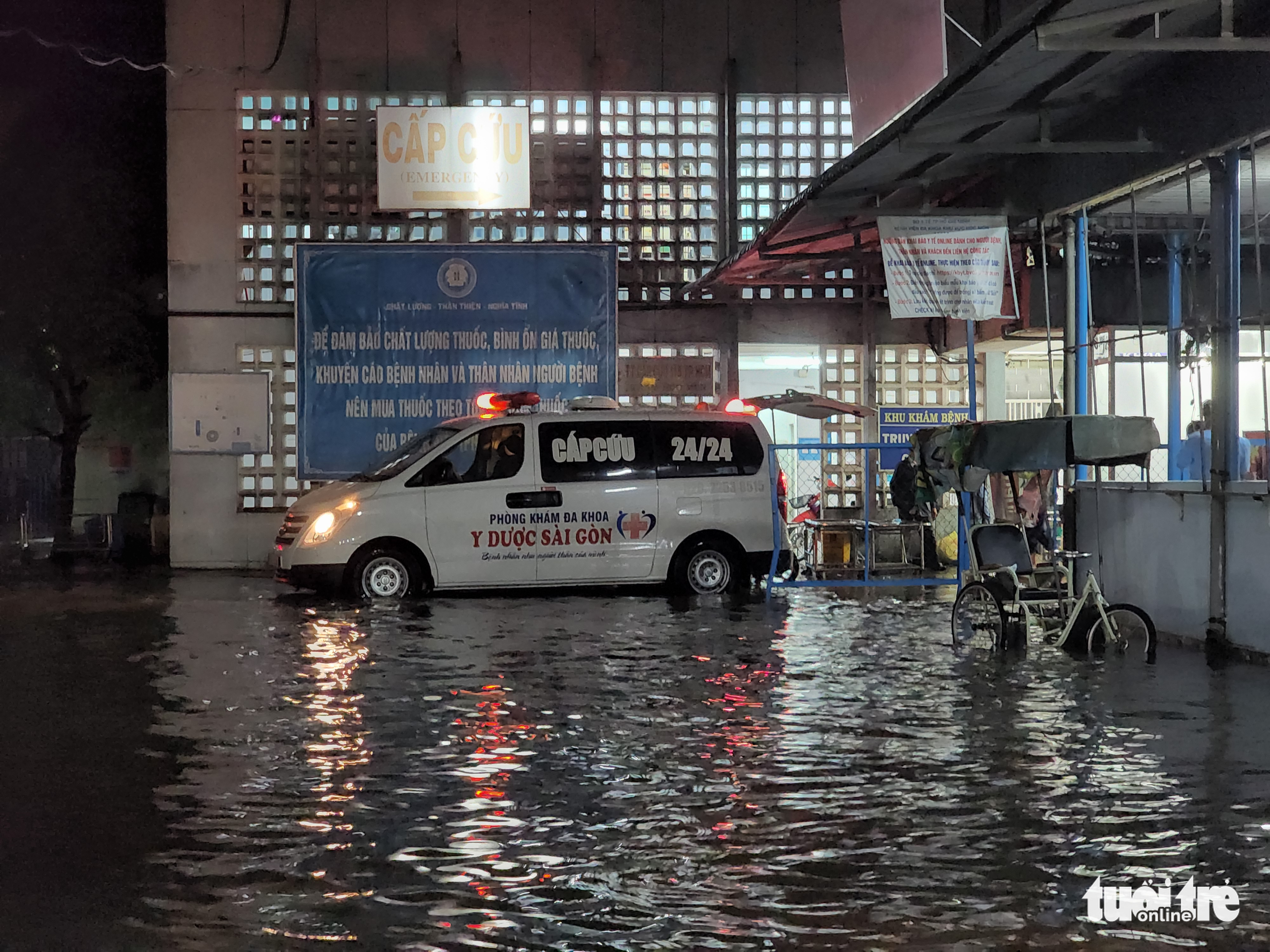 Rainwater floods the entrance to the emergency department of Hoc Mon General Hospital in Hoc Mon District, Ho Chi Minh City, August 15, 2022. Photo: Ngoc Khai / Tuoi Tre