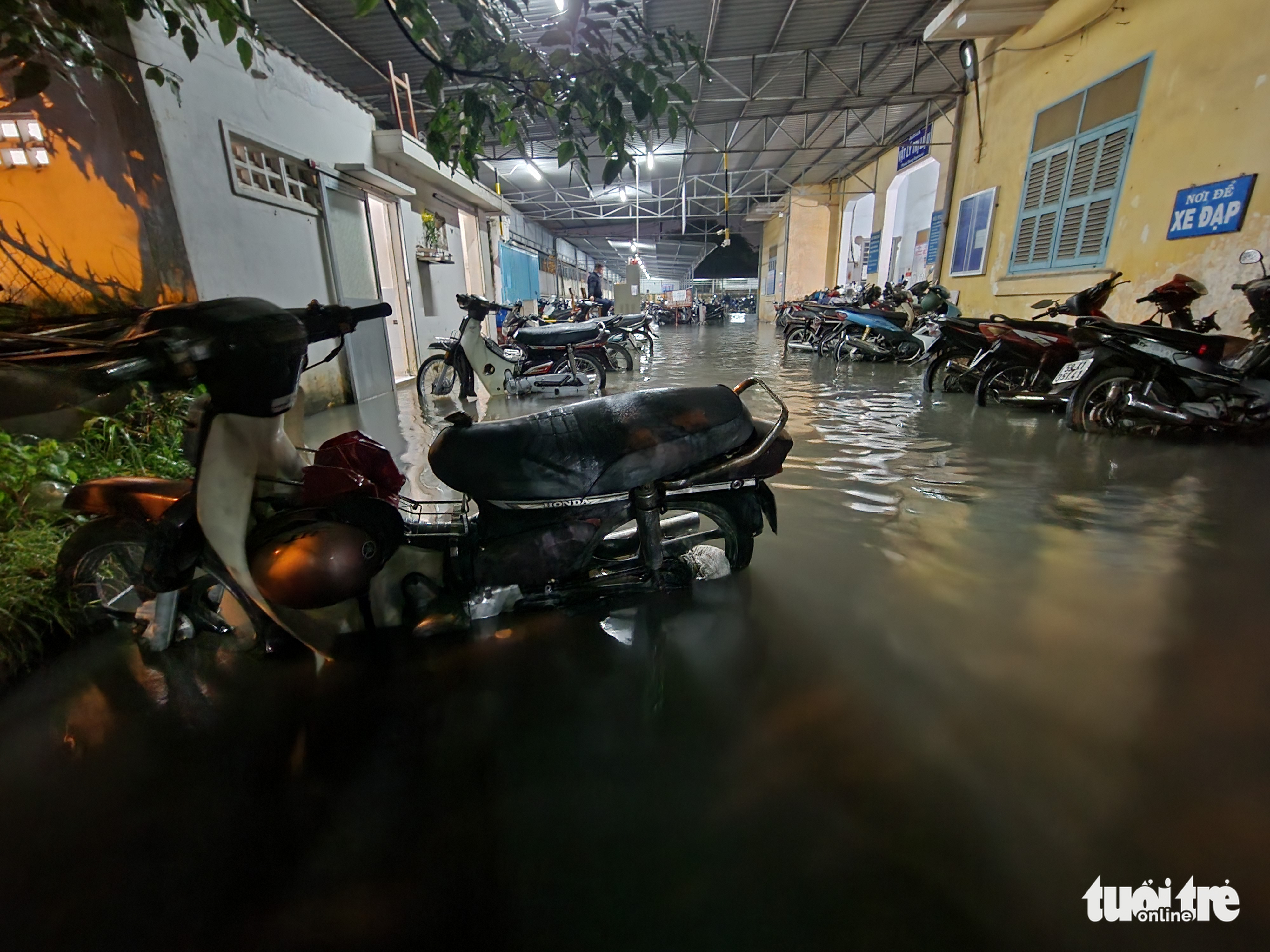 Rainwater floods the parking lot of Hoc Mon General Hospital in Hoc Mon District, Ho Chi Minh City, August 15, 2022. Photo: Ngoc Khai / Tuoi Tre