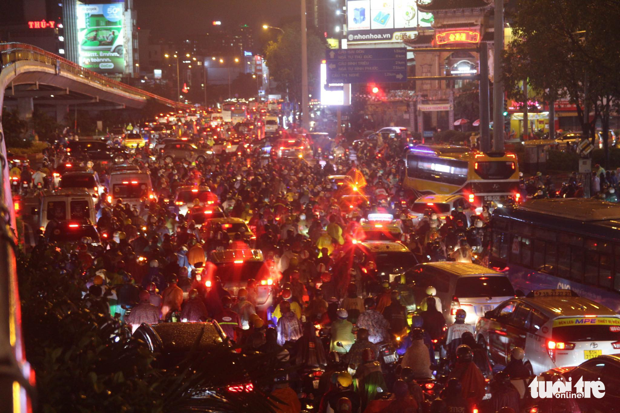 Thousands of vehicles are stuck in traffic at the Hang Xanh Intersection in Binh Thanh District, Ho Chi Minh City, August 15, 2022. Photo: Phuong Quyen / Tuoi Tre