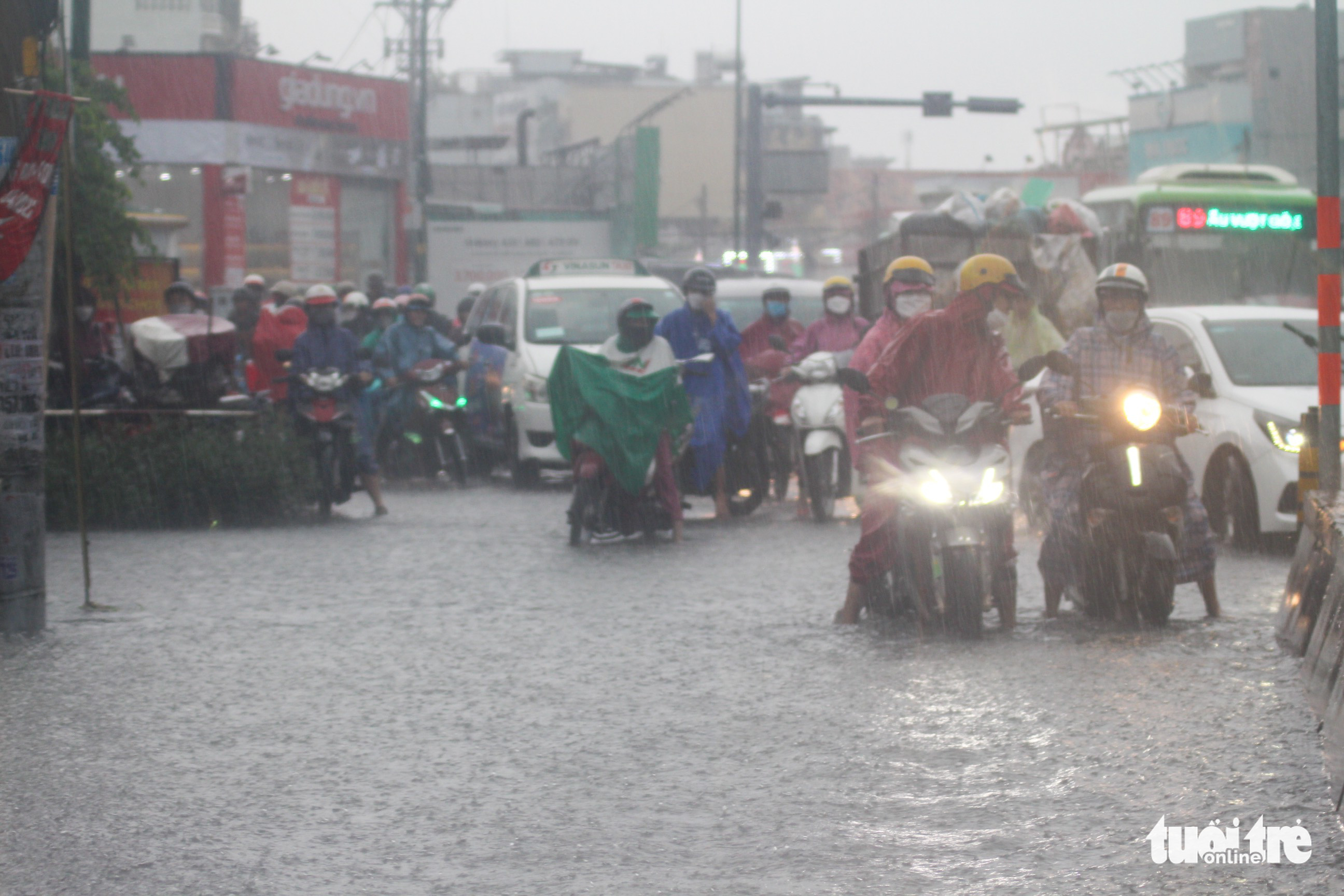 Commuters stop before a heavily flooded section of To Ngoc Van Street in Thu Duc City, Ho Chi Minh City, August 15, 2022. Photo: Phuong Quyen / Tuoi Tre