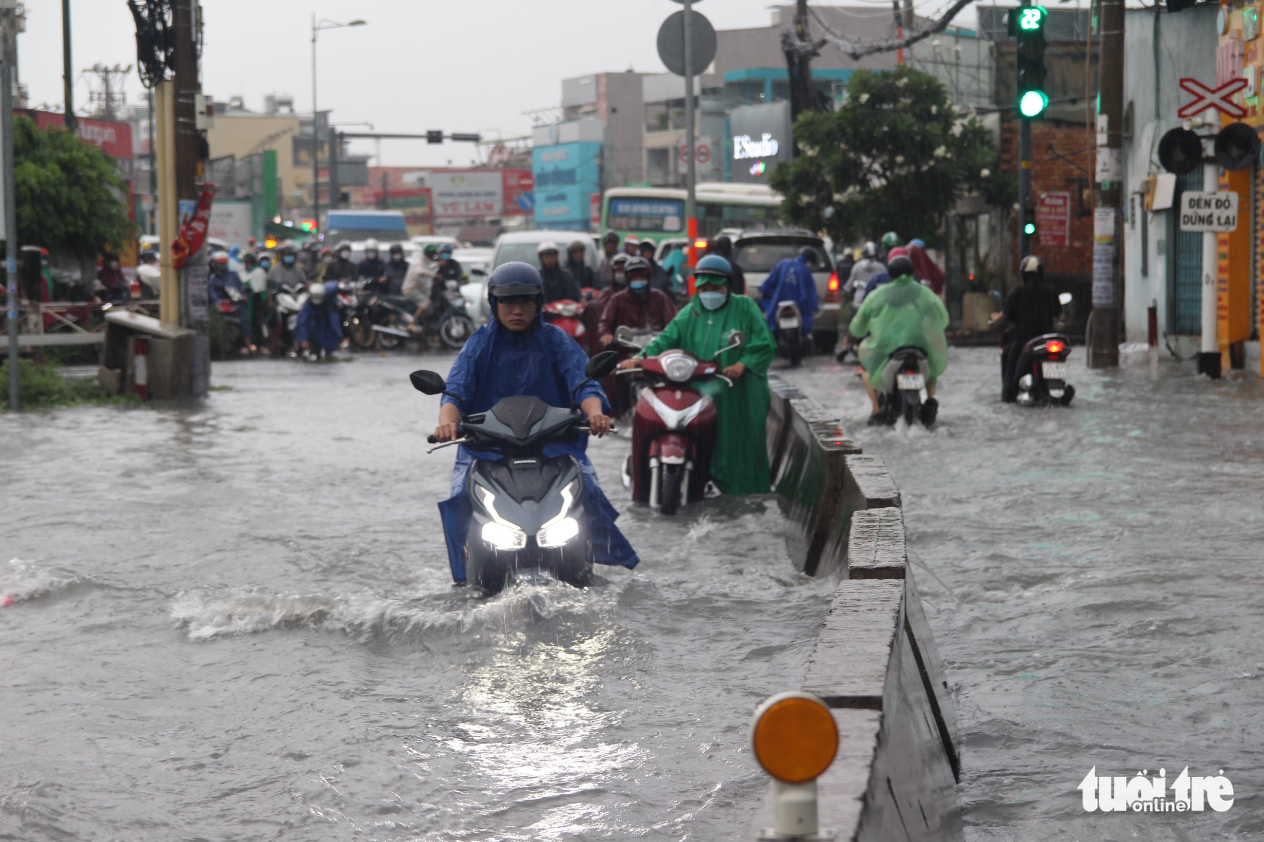 To Ngoc Van Street in Thu Duc City, Ho Chi Minh City is severely flooded, August 15, 2022. Photo: Phuong Quyen / Tuoi Tre