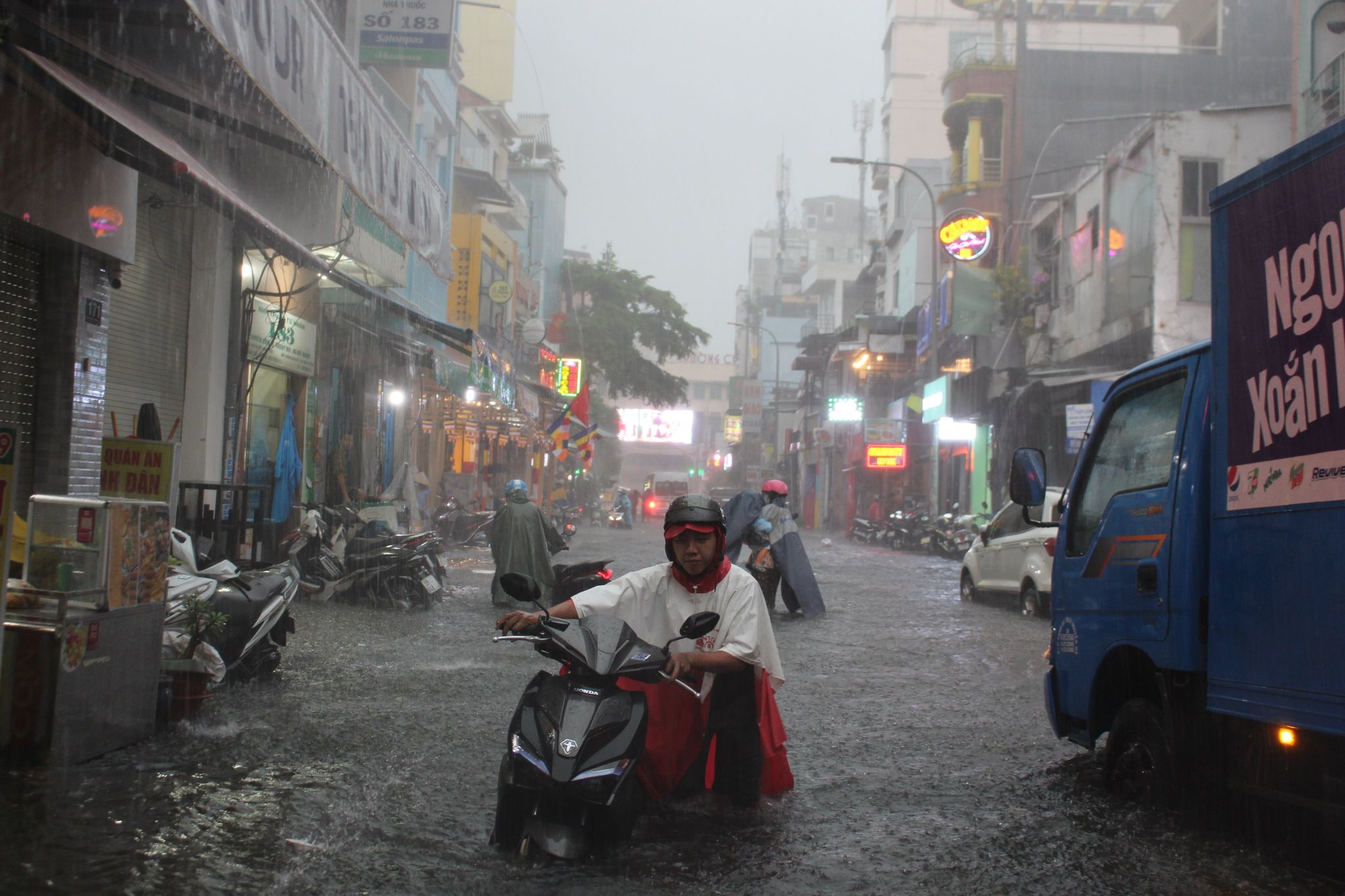 Bui Vien Street in District 1, Ho Chi Minh City is inundated, August 15, 2022. Photo: Luu Duyen / Tuoi Tre