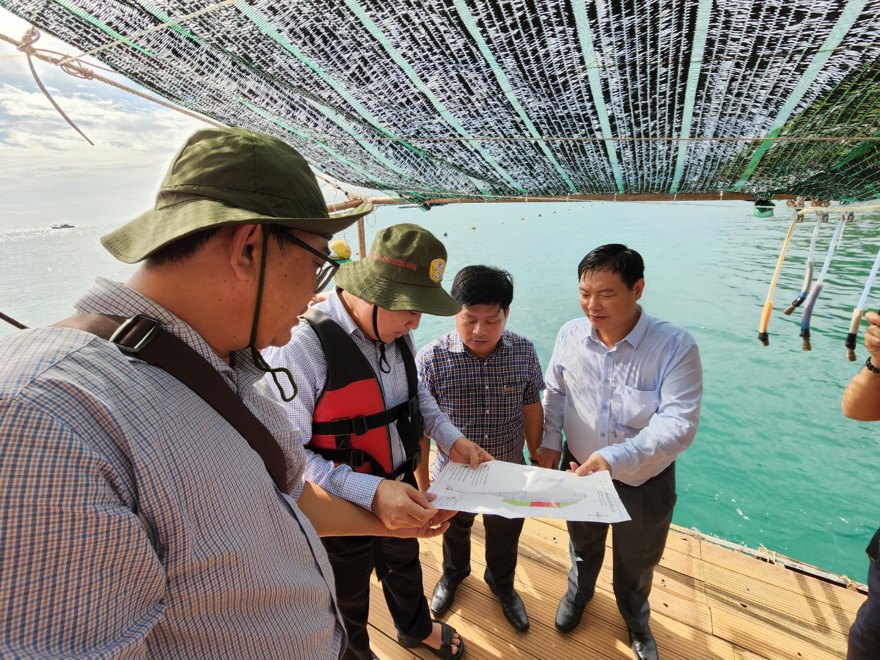 Officials inspect a floating restaurant docked above a coral reef on Phu Quoc Island off southern Vietnam, August 16, 2022. Photo: Son Lam / Tuoi Tre
