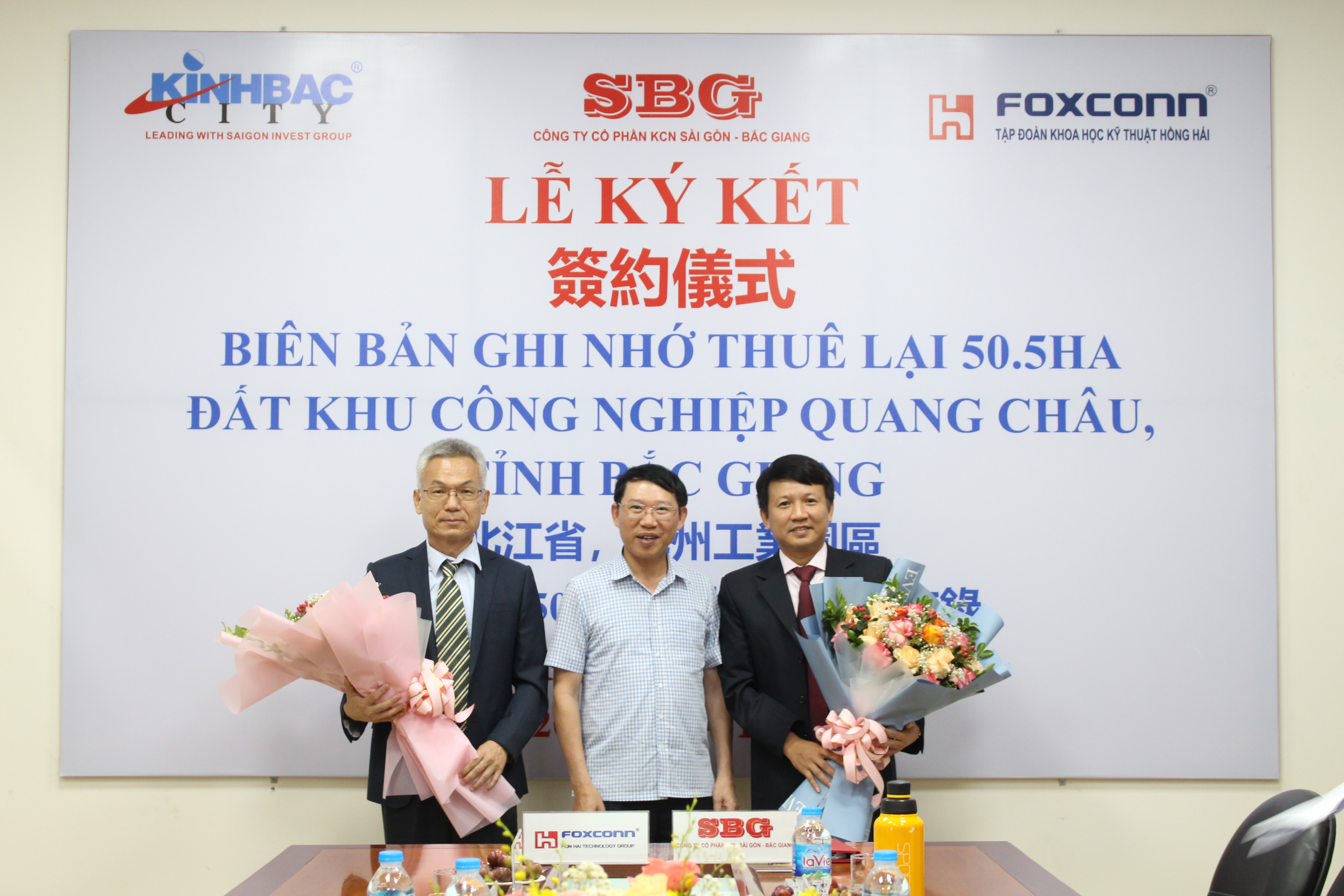 Chairman of Bac Giang Province Le Anh Duong (C) and representatives of Foxconn and Saigon - Bac Giang Industrial Park JSC (SBG) during the signing ceremony. Photo: SBG