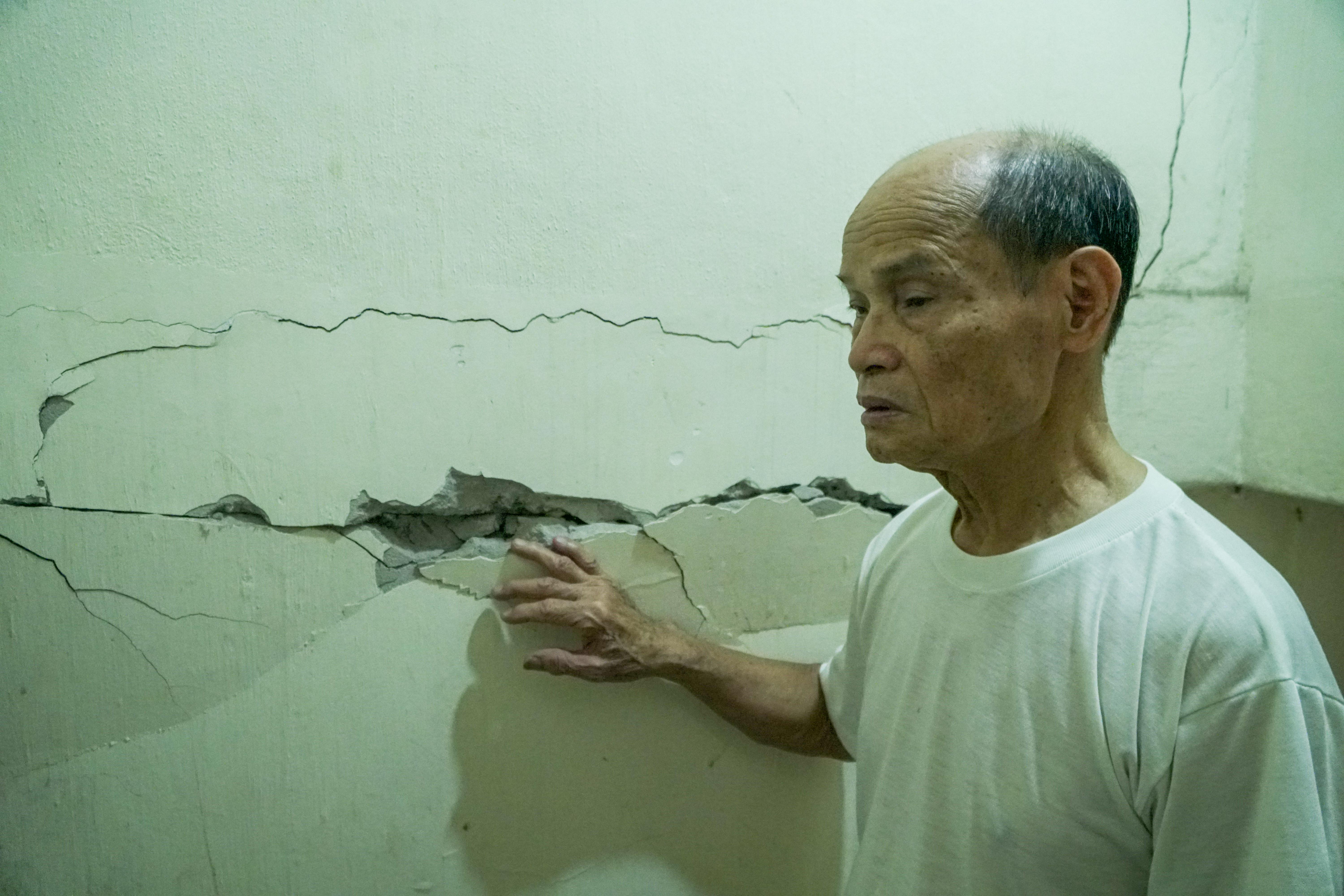 Le Huu Da shows a crack on a wall inside his house at 15 down Alley 51 on Quoc Tu Giam Street in Dong Da District, Hanoi. Photo: Pham Tuan / Tuoi Tre