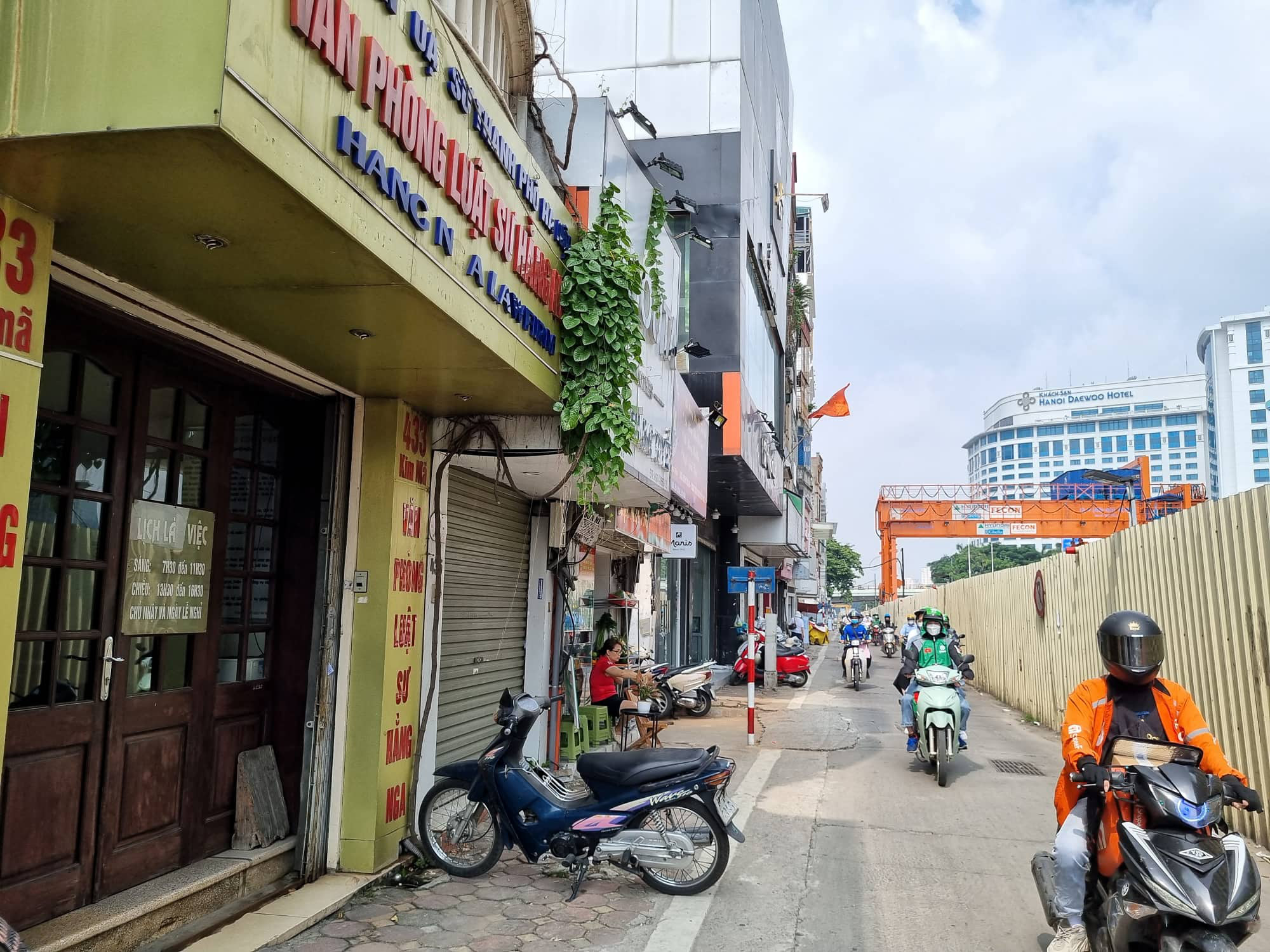 Buildings are just a few meters away from the construction site of the Nhon-Hanoi Railway Station metro line project. Photo: Pham Tuan / Tuoi Tre