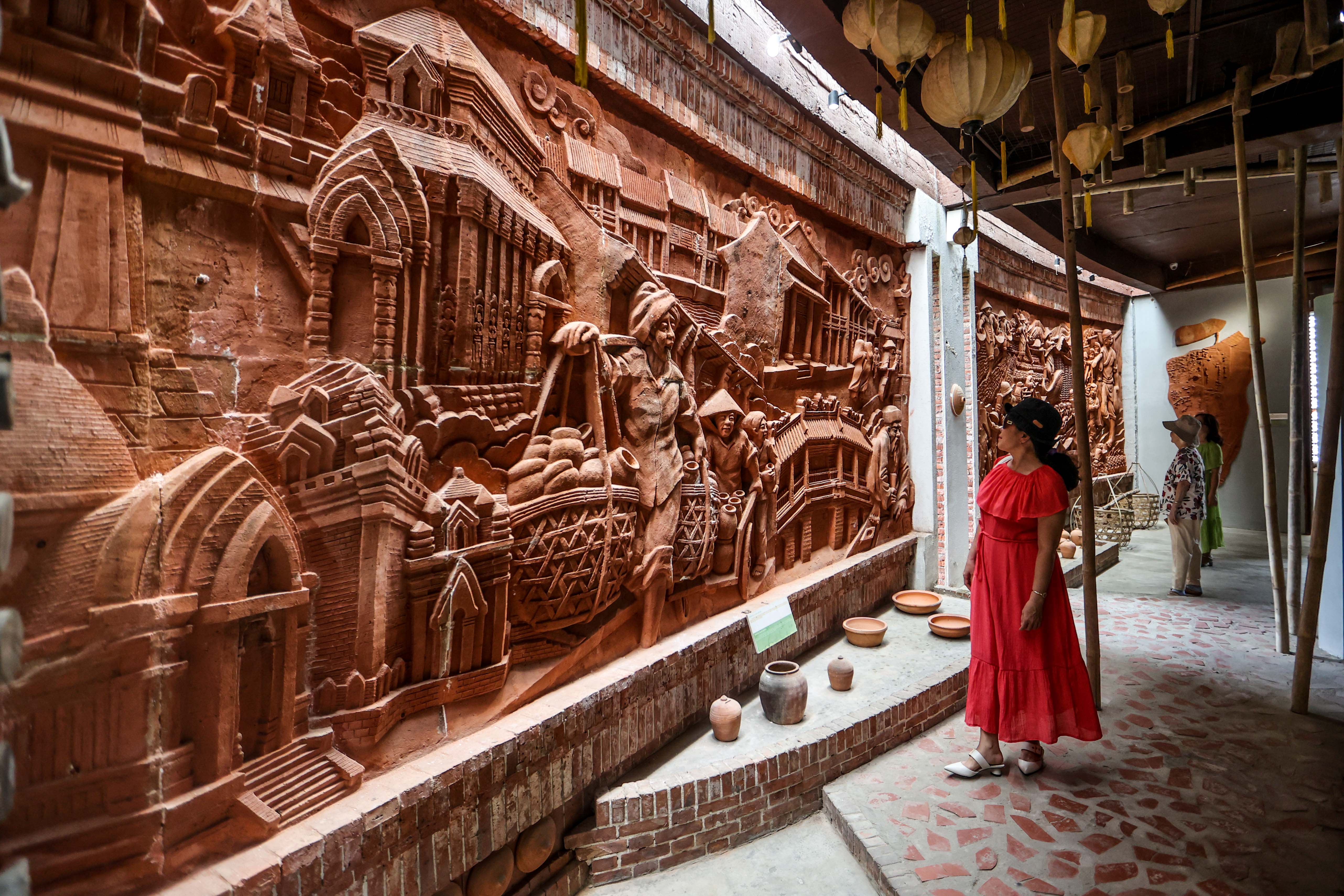 Tourists visit Thanh Ha Pottery Park. Photo: Nguyen Khanh / Tuoi Tre