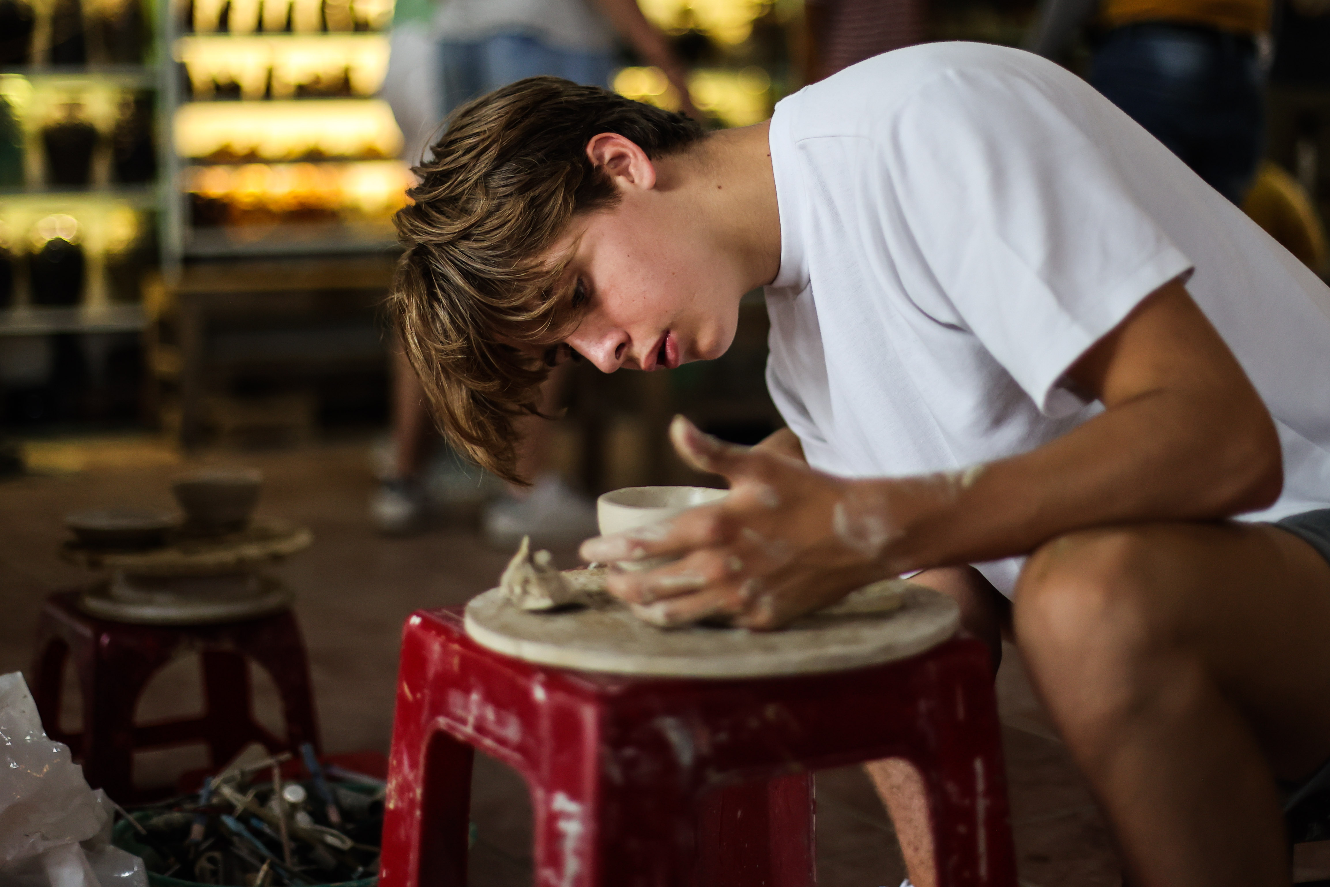 A foreign tourist tries to make a pottery product while visiting Thanh Ha Pottery Village, Thanh Ha Ward, Hoi An City, Quang Nam Province. Photo: Nguyen Khanh / Tuoi Tre