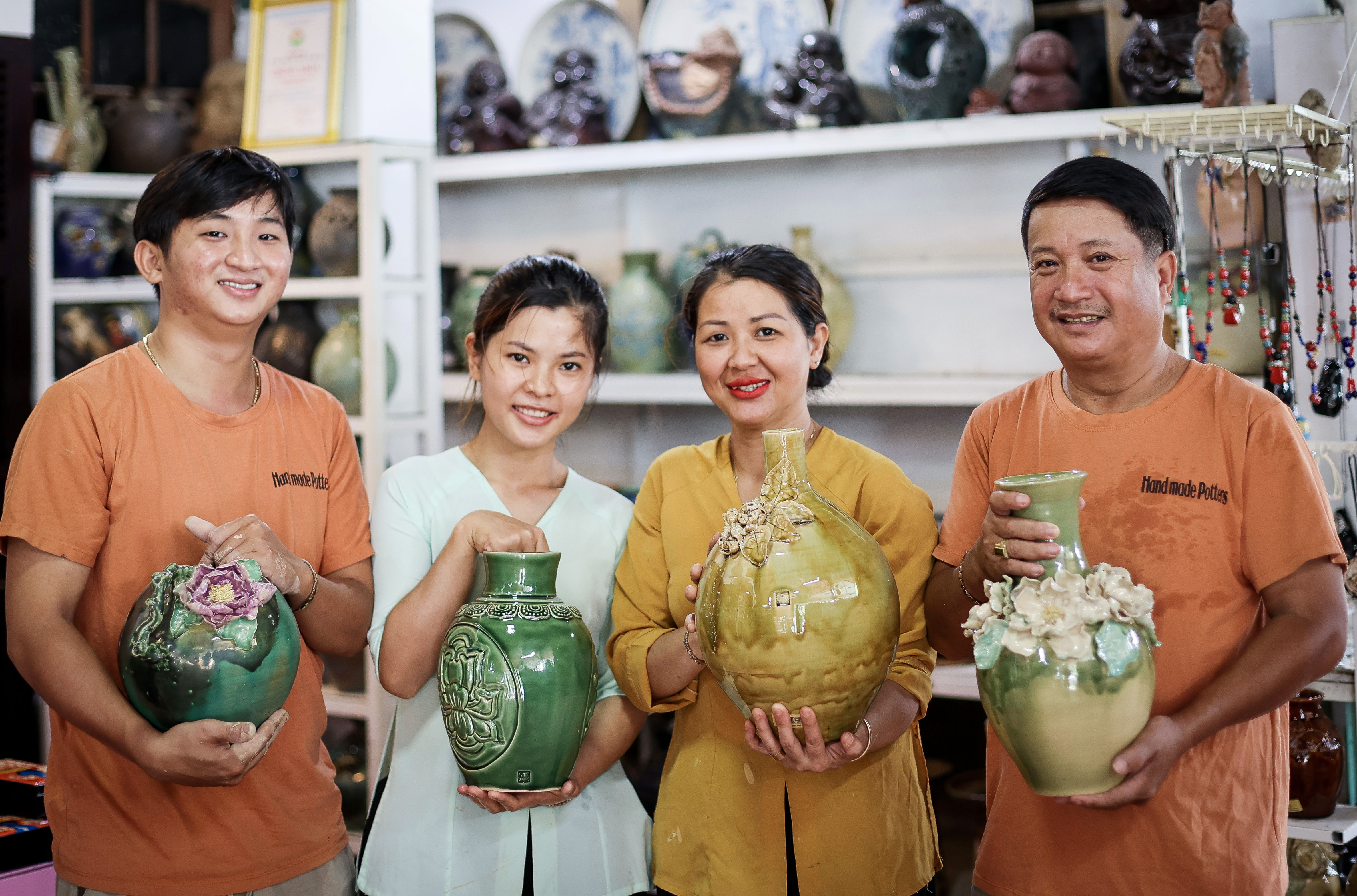 Nguyen Viet Son (R, 1st), owner of the Son Thuy pottery-making facility, and his family in the Thanh Ha Pottery Village. Photo: Nguyen Khanh / Tuoi Tre