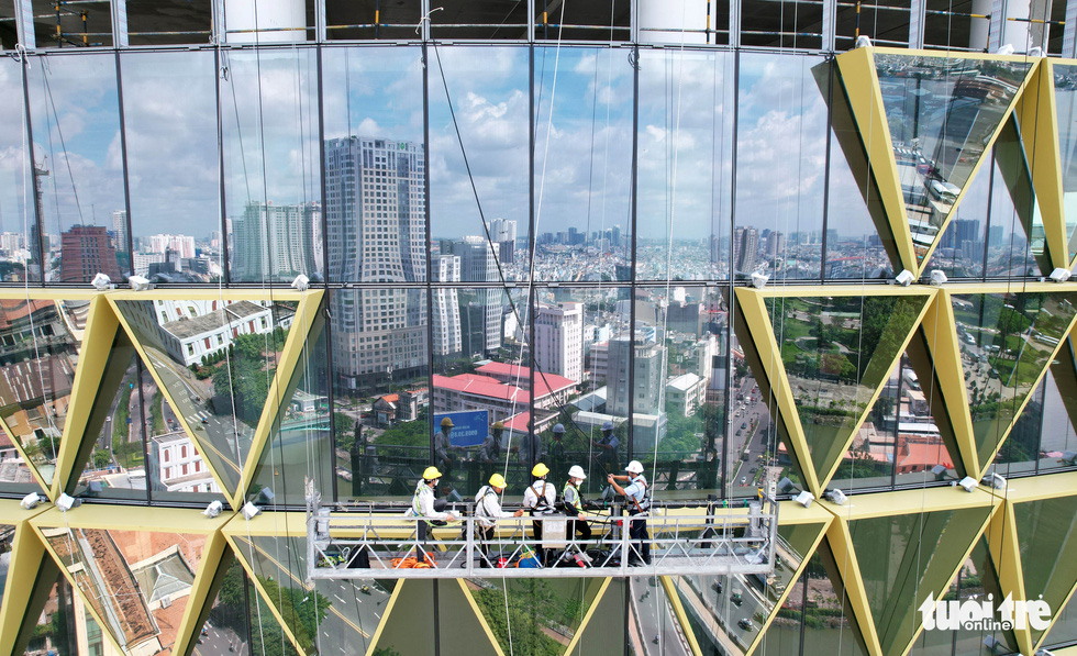 Workers construct the façade of the skyscraper. Photo: Ngoc Hien / Tuoi Tre