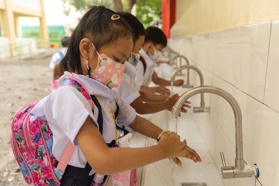 Students wash their hands for protection against the coronavirus disease (COVID-19), on the first day of in-person classes at a public school in San Juan City, Philippines, August 22, 2022. Photo: Reuters