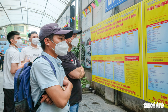 Job seekers at an employment service center in Hanoi. They expect a high salary and good benefits. Photo: Ha Quan / Tuoi Tre