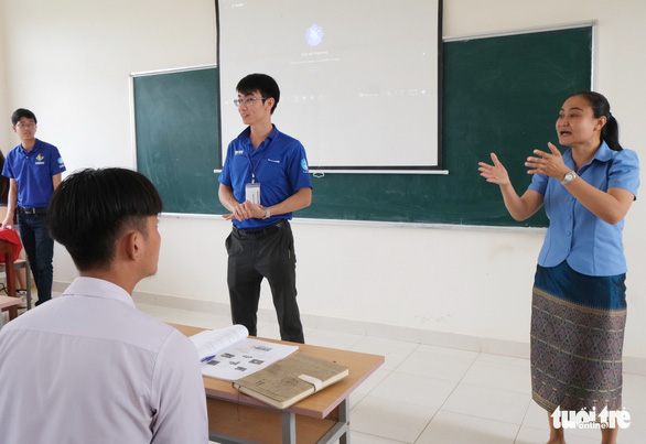 A picture showing Bouathib acting as interpreter for a group of Vietnamese volunteers at a Vietnamese class. Photo: Ha Thanh / Tuoi Tre