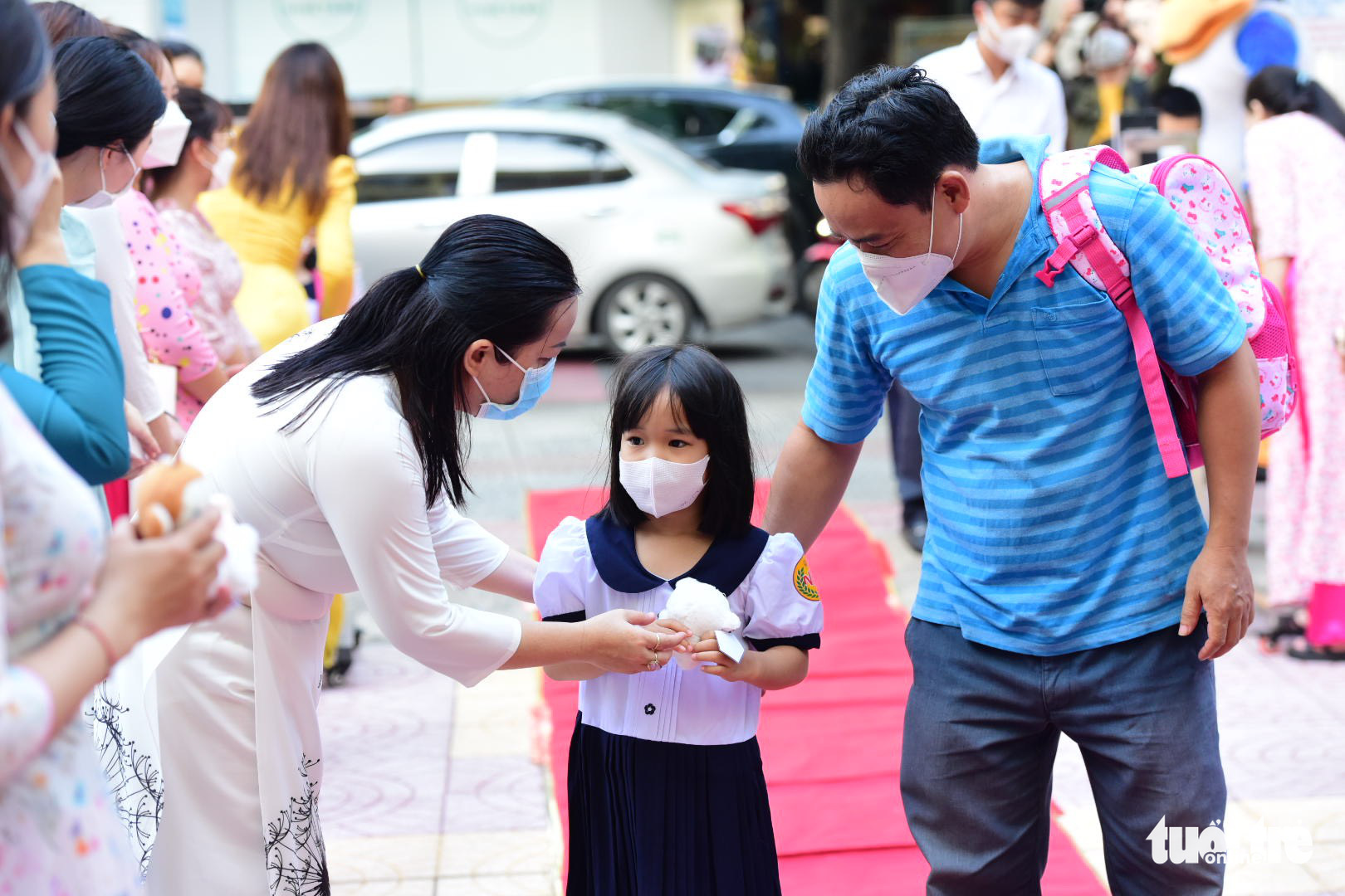A first grader is welcomed by teachers at Nguyen Binh Khiem Street in District 1, Ho Chi Minh City, August 22, 2022. Photo: Duyen Phan / Tuoi Tre