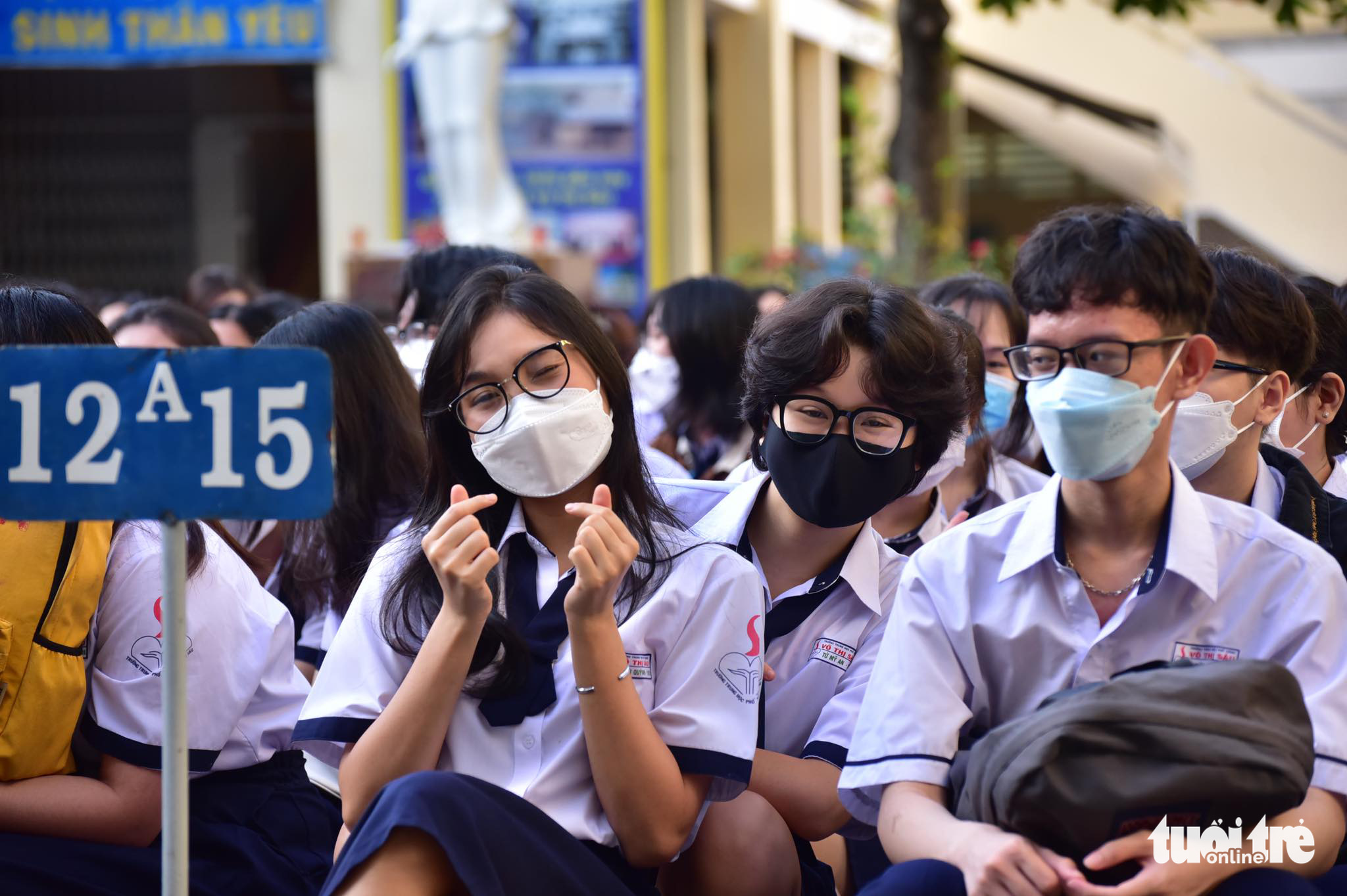 High school students pose for a photo on their first day of the new school year in Ho Chi Minh City, August 22, 2022. Photo: Ngoc Phuong / Tuoi Tre