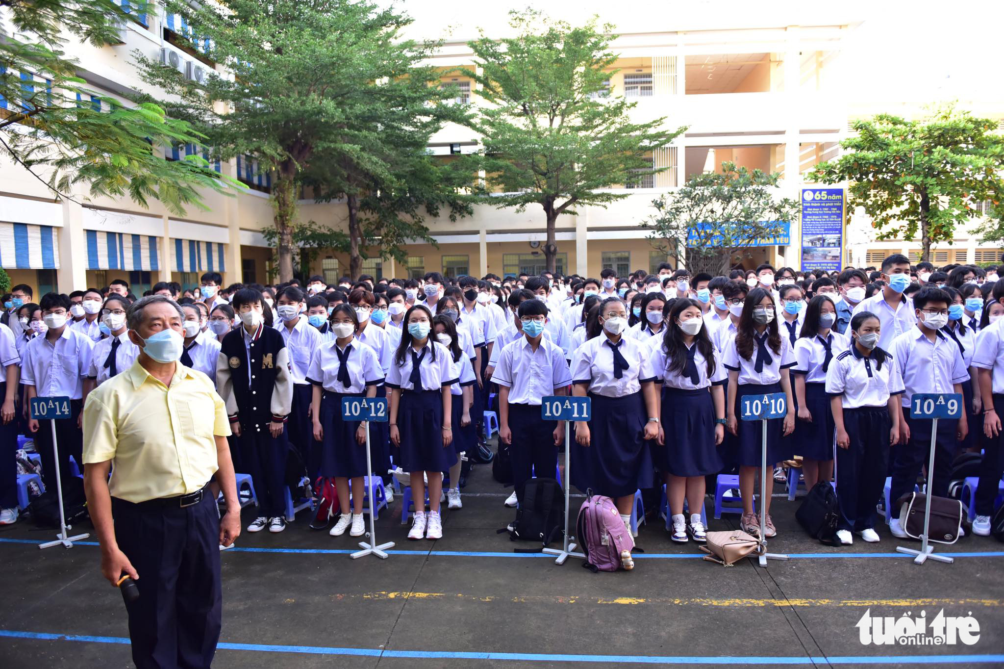 Students attend the flag-raising ceremony at Vo Thi Sau High School in Binh Thanh District, Ho Chi Minh City, August 22, 2022. Photo: Ngoc Phuong / Tuoi Tre