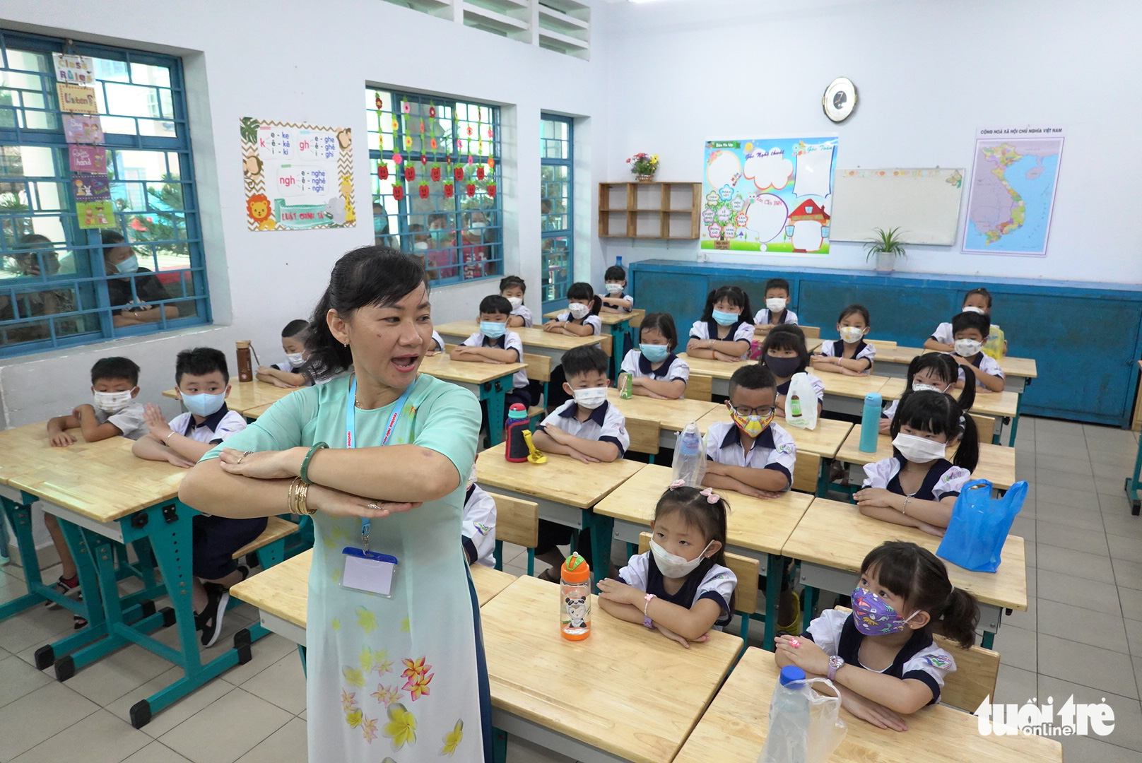 A teacher instructs her students on school regulations at an elementary school in Ho Chi Minh City, August 22, 2022. Photo: Nhu Hung / Tuoi Tre