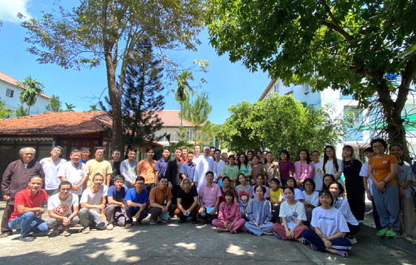 Young Vietnamese embrace meditation retreat to find inner peace