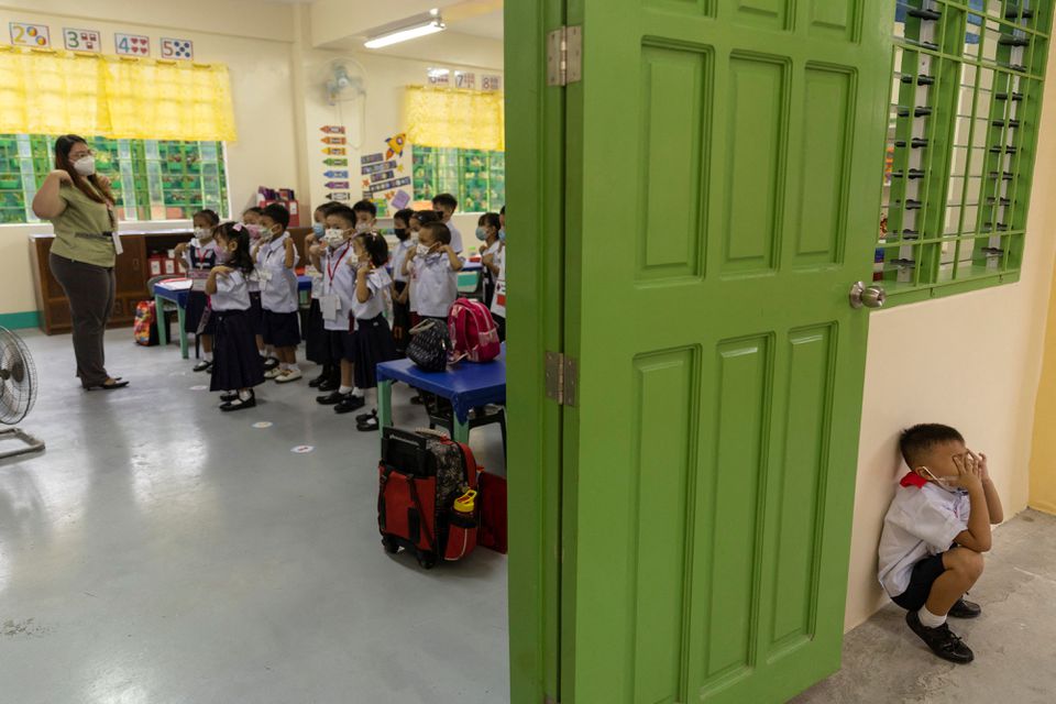 A boy cries outside his classroom on the first day of in-person classes at a public school in San Juan City, Philippines, August 22, 2022. Photo: Reuters
