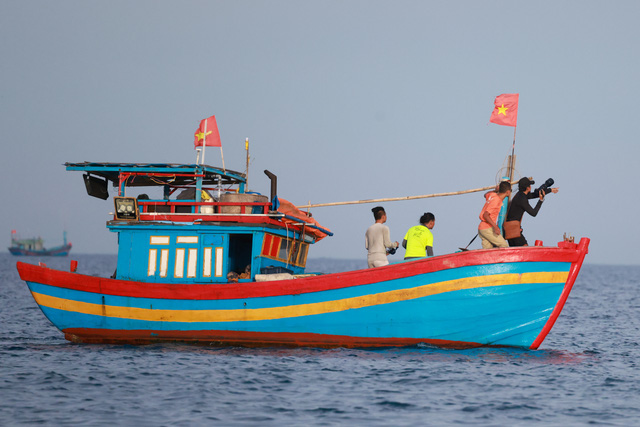 This boat took Ngo Tran Hai An to a water area near De Gi Beach in Phu Cat District, Binh Dinh Province, Vietnam for whale photography. Photo: Ngo Tran Hai An / Tuoi Tre