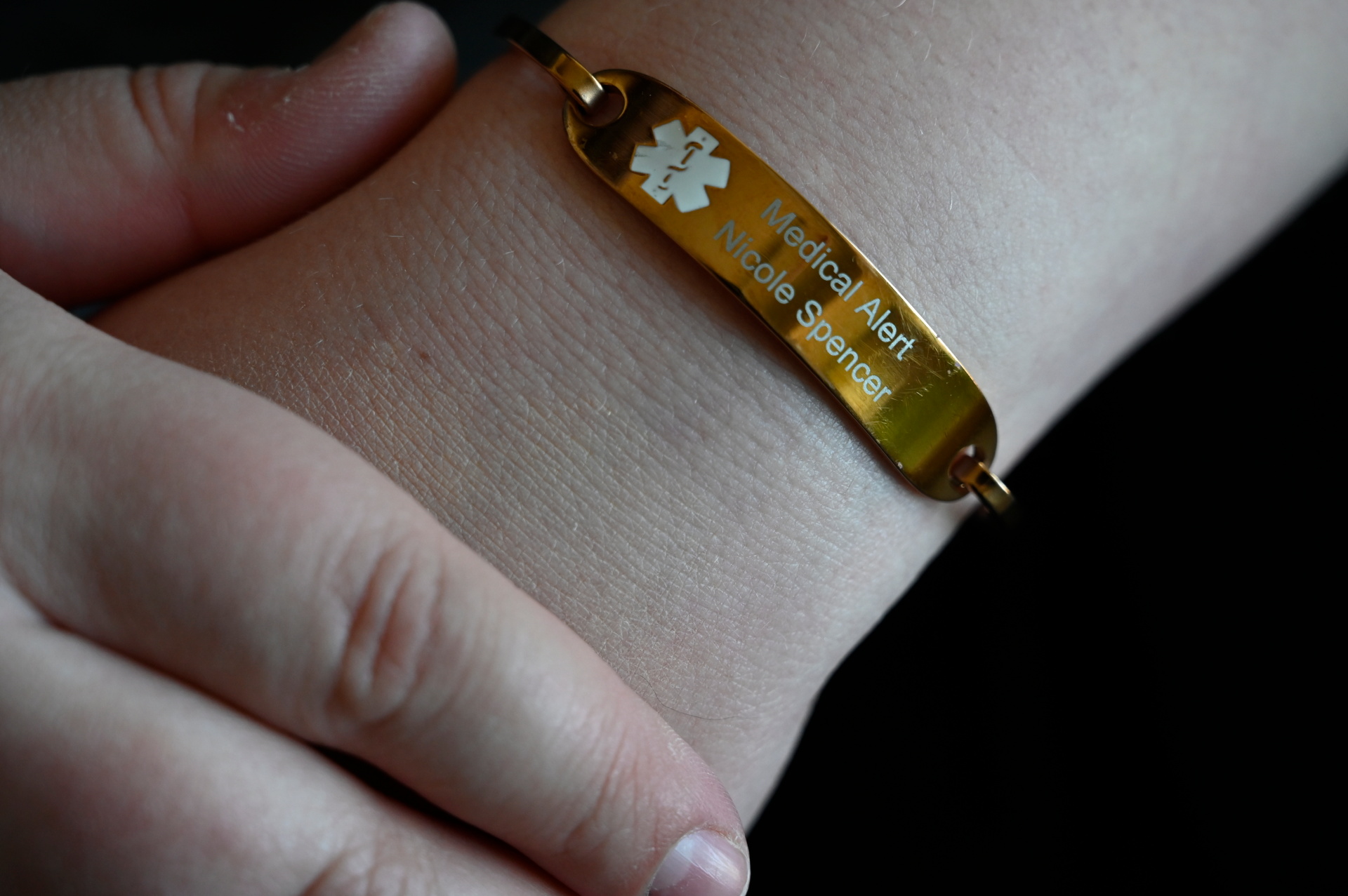 Spencer shows her bracelet with her medical information engraved, in Syracuse, New York, May 8, 2022. Photo: Reuters