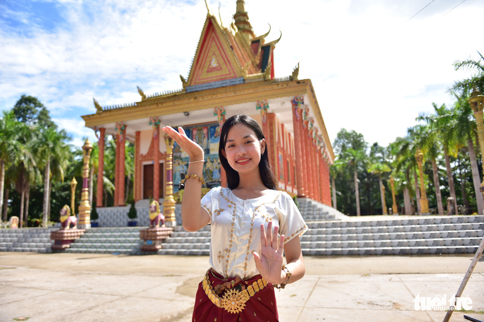 Dan Y Lien Hoa performs the traditional dance of the Khmer. Photo: Ngoc Phuong / Tuoi Tre