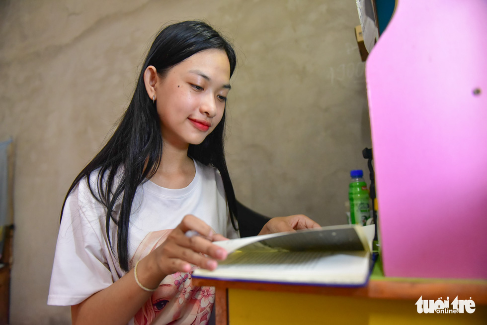 To receive a scholarship for an undergraduate program at Fulbright University Vietnam, Dan Y Lien Hoa said she dedicated a lot of time to studying and researching. Photo: Ngoc Phuong / Tuoi Tre