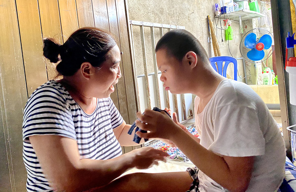 Vietnamese mother, teenage son dwell in cemetery