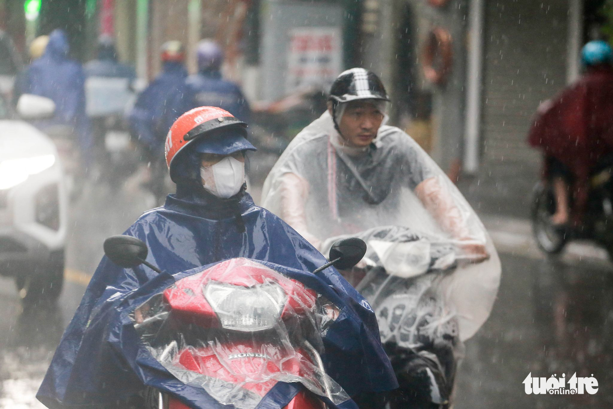 Rain falls in Hanoi on the morning of August 25, 2022. Photo: C.Tue / Tuoi Tre