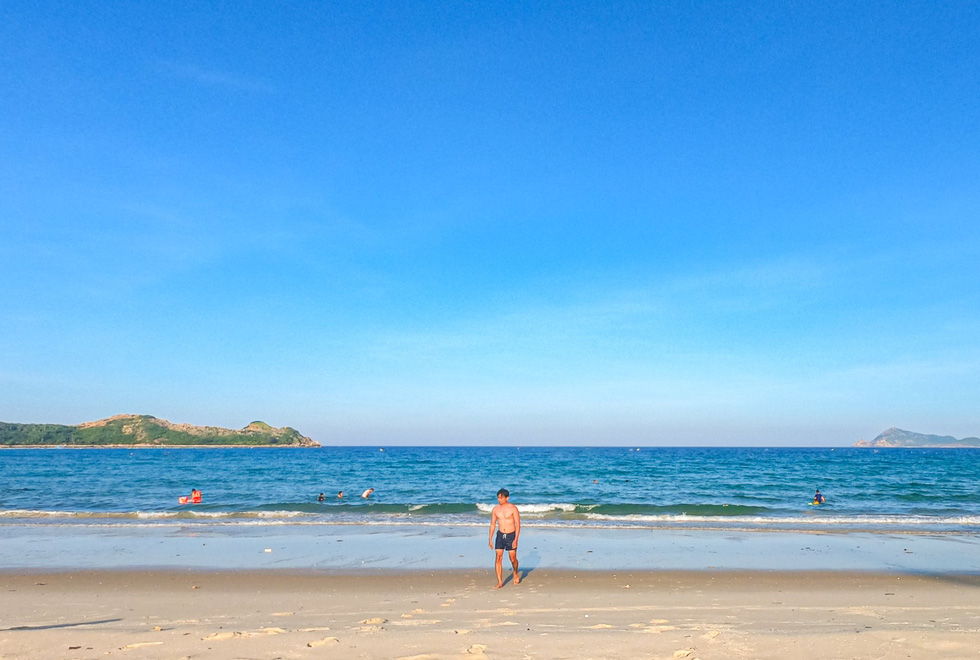 Visitors enjoy the ocean at Vinh Hoa beach, Xuan Thinh Ward, Song Cau Town, Phu Yen Province. Photo courtesy of Pham Quang Tuan