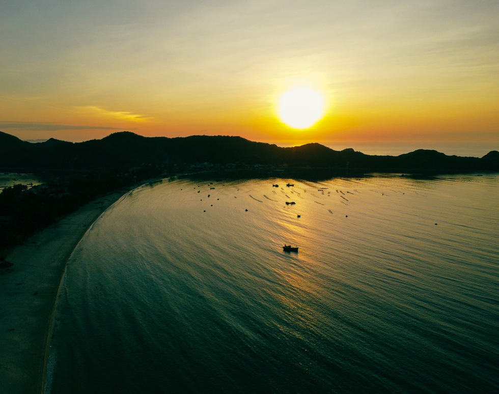 A sunrise at Vinh Hoa beach, Xuan Thinh Ward, Song Cau Town, Phu Yen Province. Photo courtesy of Pham Quang Tuan