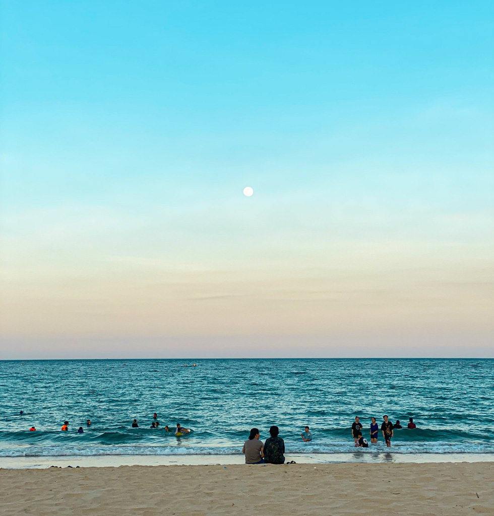 A full moon rises above the ocean at Vinh Hoa beach, Xuan Thinh Ward, Song Cau Town, Phu Yen Province. Photo courtesy of Pham Quang Tuan