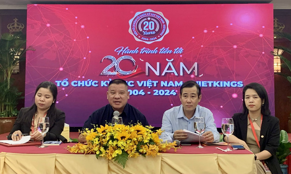 Le Tran Tuong An (second left), general director of VietKings, delivers a speech at the ceremony to announce Vietnam’s six world culinary records in Ho Chi Minh City, on August 25, 2022. Photo: Hoai Phuong / Tuoi Tre
